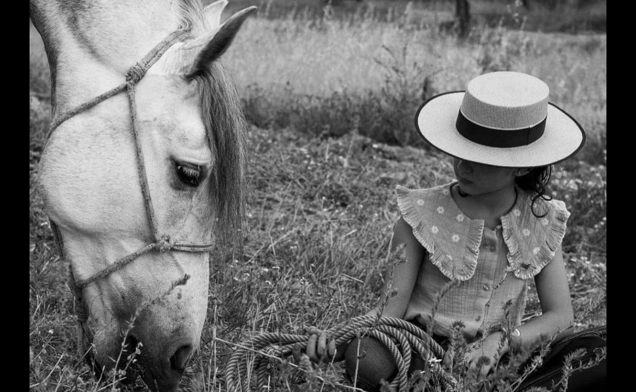 Claudia Gómez consigue uno de los premios del concurso de fotos equinas