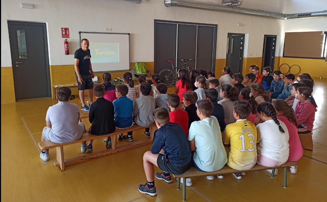 Los alumnos escuchan atentos a Antonio Horrillo. 