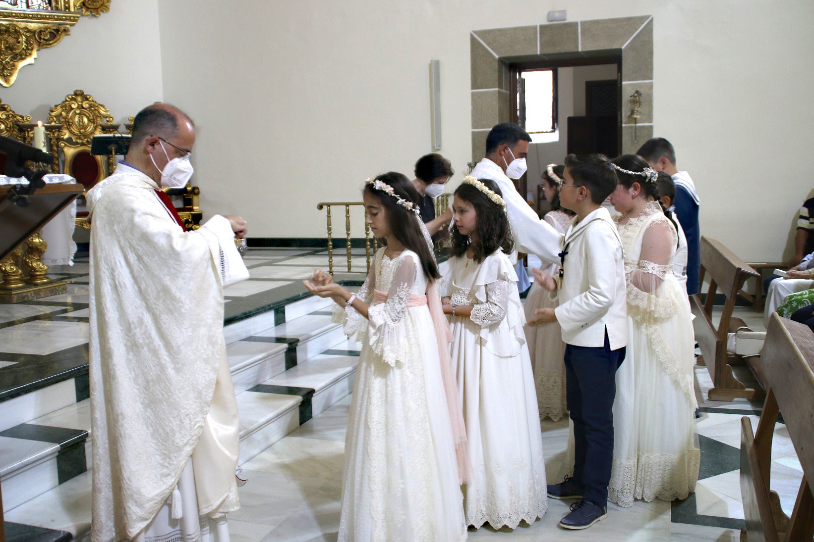 El Corpus Christi volvió a celebrarse con un gran acompañamiento por las calles de Campanario. 