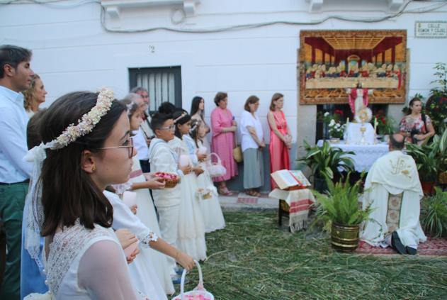 El Corpus Christi volvió a celebrarse con un gran acompañamiento por las calles de Campanario. 