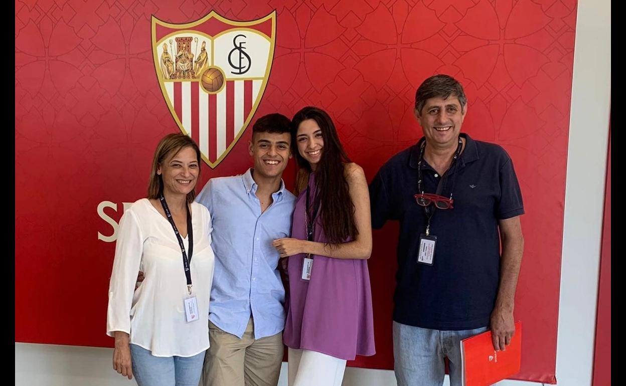 Diego Díaz estuvo acompañado por su familia, que se desplazó a Sevilla, para este momento. 