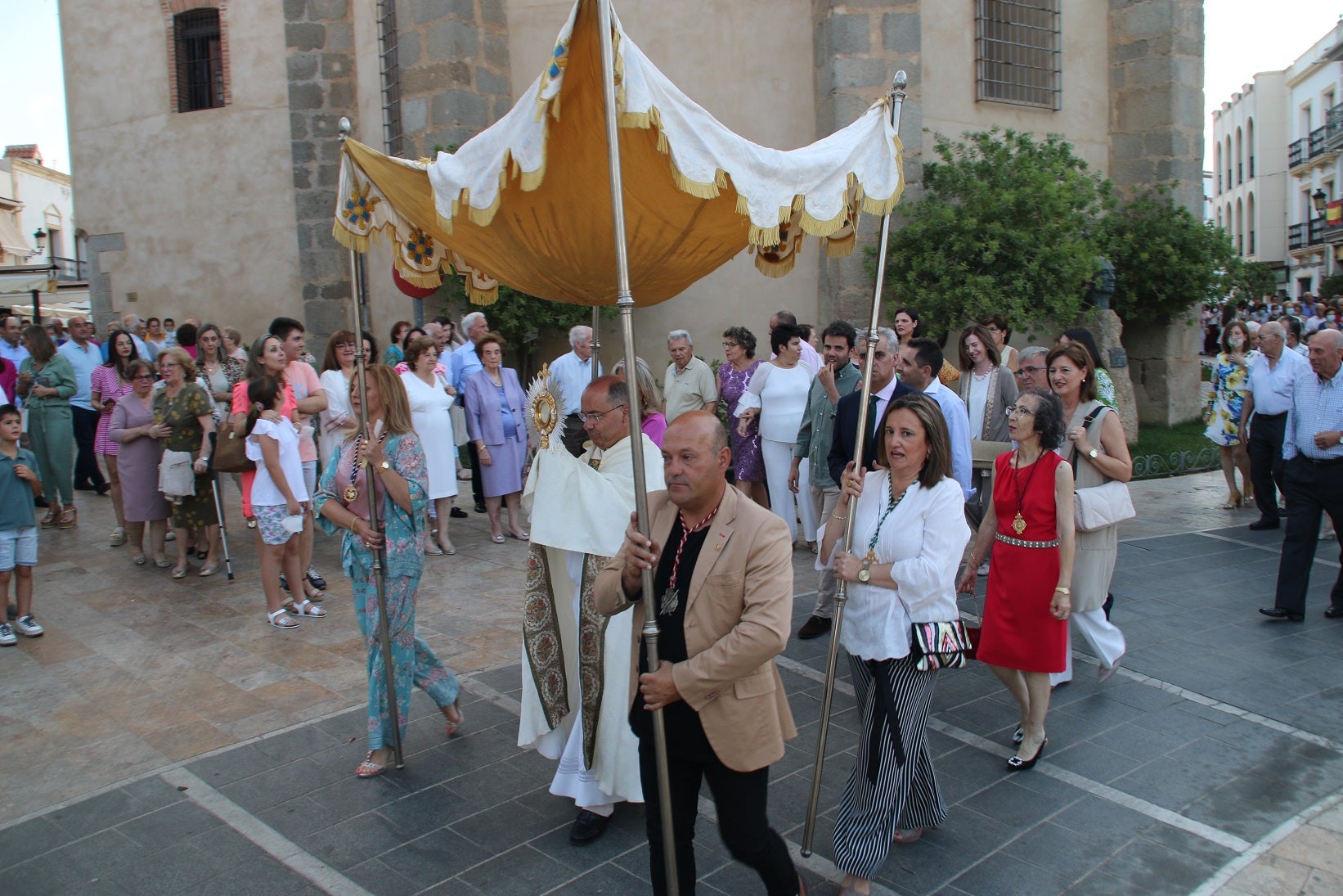 El Corpus Christi volvió a celebrarse con un gran acompañamiento por las calles de Campanario. 