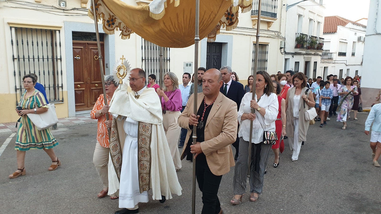 El Corpus Christi volvió a celebrarse con un gran acompañamiento por las calles de Campanario. 