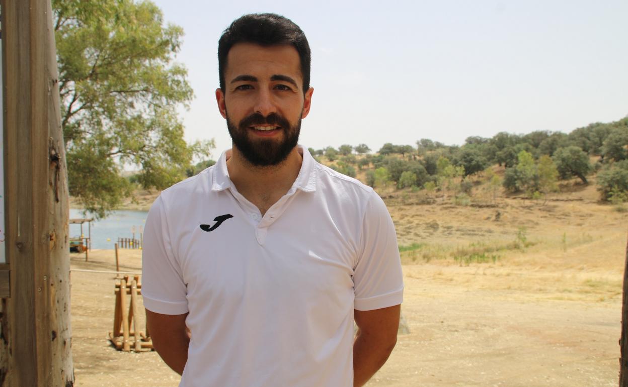 Miguel de Tena se retira del fútbol profesional. 