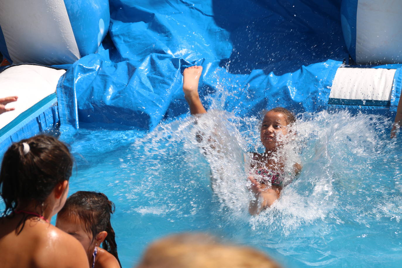 El Fiestón del Verano congregó a cientos de niños y jóvenes, que se refrescaron con la fiesta de la espuma y los hinchables acuáticos.
