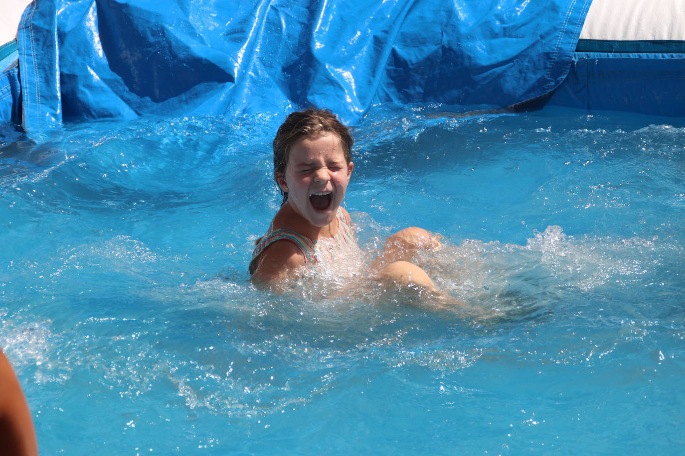 El Fiestón del Verano congregó a cientos de niños y jóvenes, que se refrescaron con la fiesta de la espuma y los hinchables acuáticos.