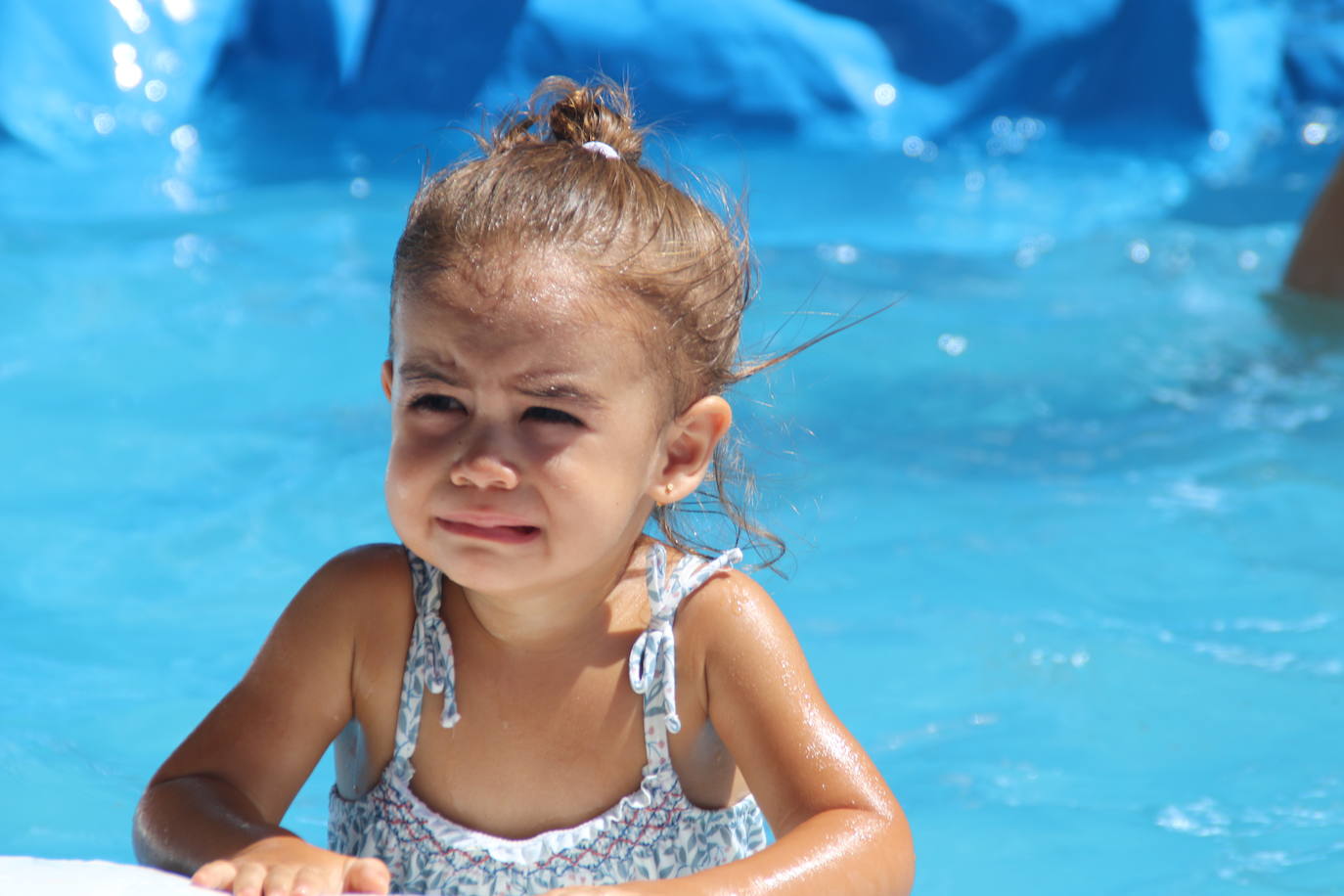 El Fiestón del Verano congregó a cientos de niños y jóvenes, que se refrescaron con la fiesta de la espuma y los hinchables acuáticos.