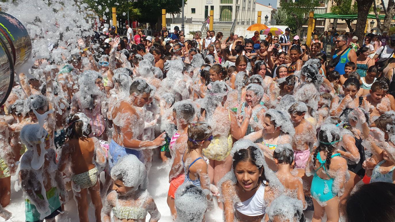 El Fiestón del Verano congregó a cientos de niños y jóvenes, que se refrescaron con la fiesta de la espuma y los hinchables acuáticos.