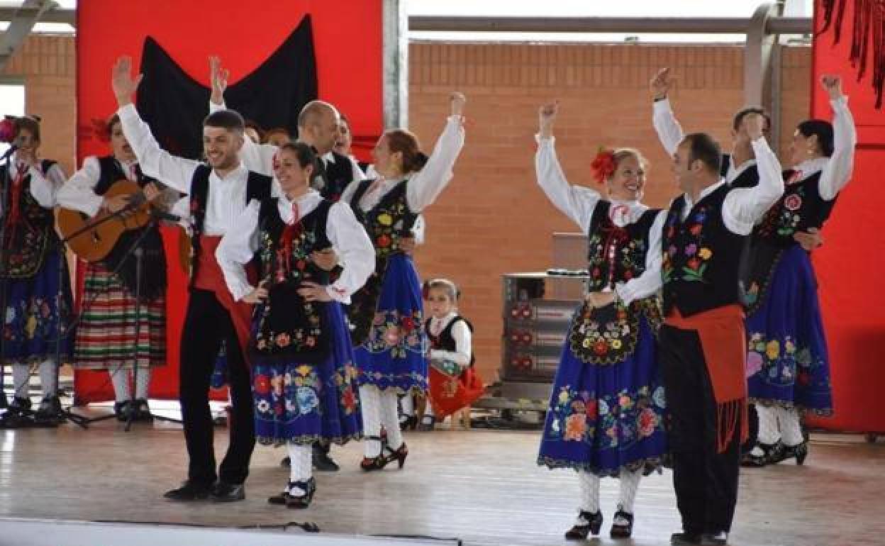Los grupos de folklore de Campanario, Madrigalejo y La Coronada actúan esta noche