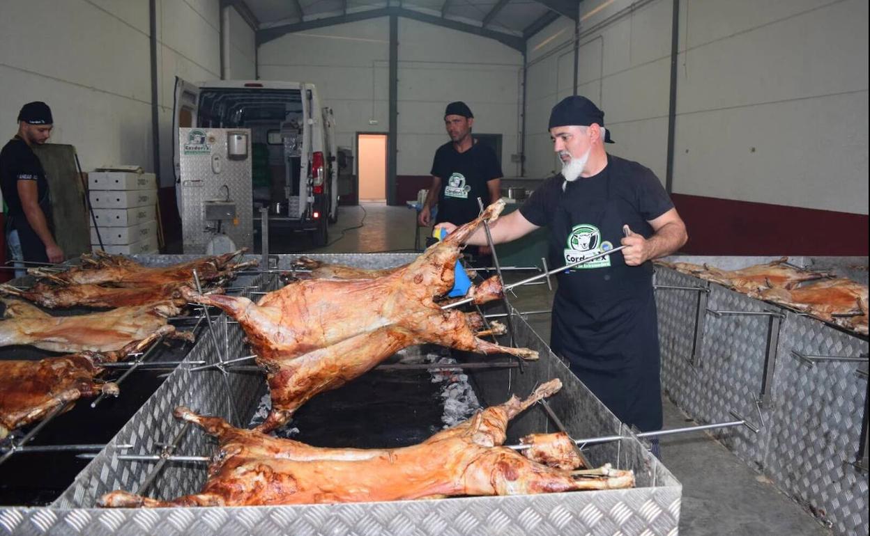 La degustación de cordero asado volvió a triunfar en la Feria de Campanario