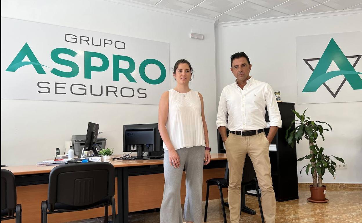 Ángela Maldonado y Alonso Hernández en la oficina de Campanario. 