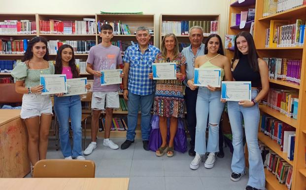 Premiados, menciones honoríficas, miembros de la directiva del instituto y de la AMPA. 