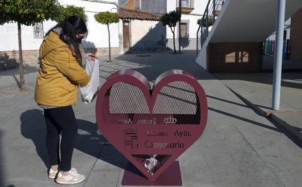 Uno de los corazones para recoger tapones en el Barrio La Ermita. 