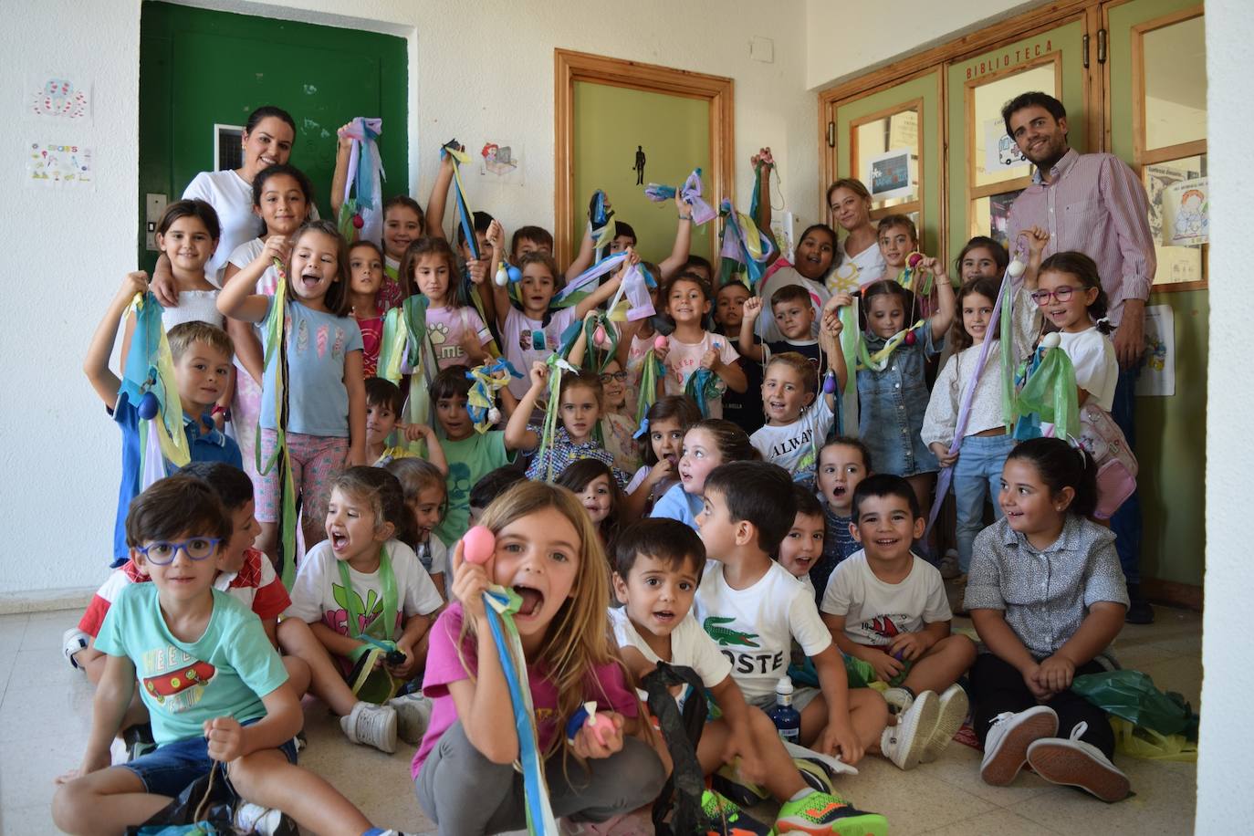 Los pequeños posan en la biblioteca con sus cariocas 
