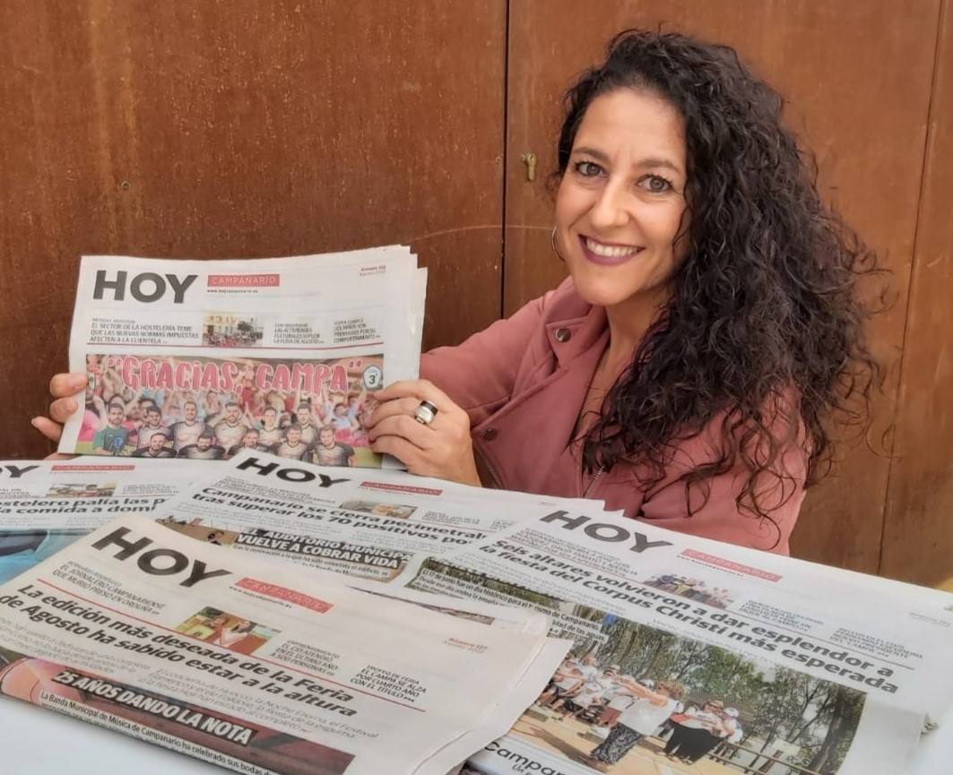 Soledad Gómez posa con varios números del Hiperlocal HOY Campanario en los que ha trabajado 