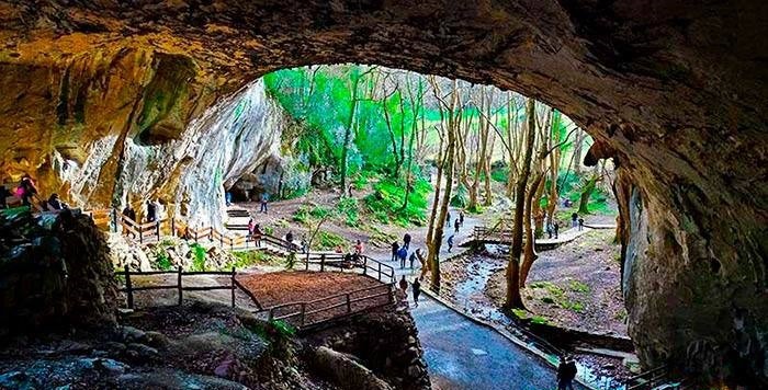 Cuevas de Zugarramurdi, conocido como el pueblo de las brujas 