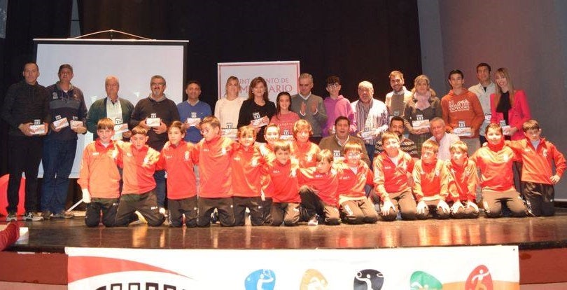 Foto de familia de todos los galardonados en la IV Gala del Deporte de Campanario 