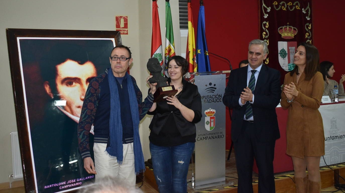 Genaro Luis García y Leticia Martín (izq) reciben el galardón de manos del alcalde de Campanario, Elías López, y la consejera de Cultura, Nuria Flores (dcha) 