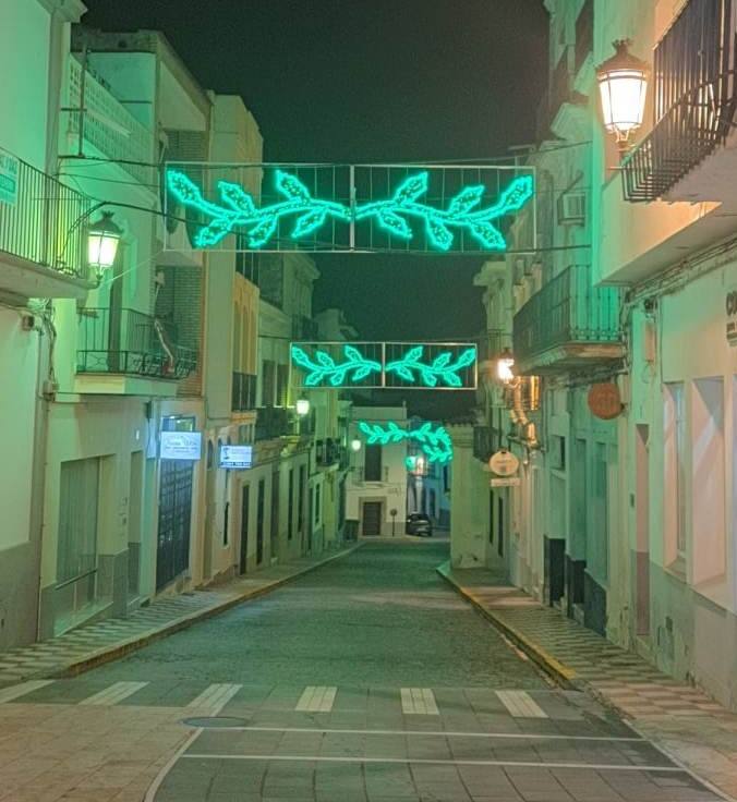 Campanario invita estos días a dar un paseo por sus calles contemplando las luces de colores y todos los motivos que marcan el camino. Pero, si hay algo que llama la atención del alumbrado navideño campanariense, es esa bonita postal desde la iglesia hasta la Plaza de España, donde espera un gran árbol de Navidad rodeado de guirnaldas de luces blancas. 