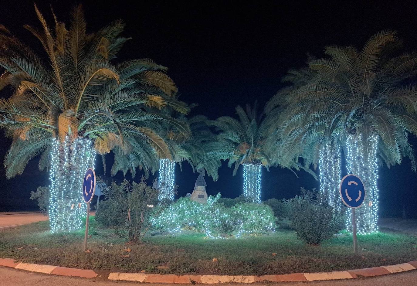 Campanario invita estos días a dar un paseo por sus calles contemplando las luces de colores y todos los motivos que marcan el camino. Pero, si hay algo que llama la atención del alumbrado navideño campanariense, es esa bonita postal desde la iglesia hasta la Plaza de España, donde espera un gran árbol de Navidad rodeado de guirnaldas de luces blancas. 
