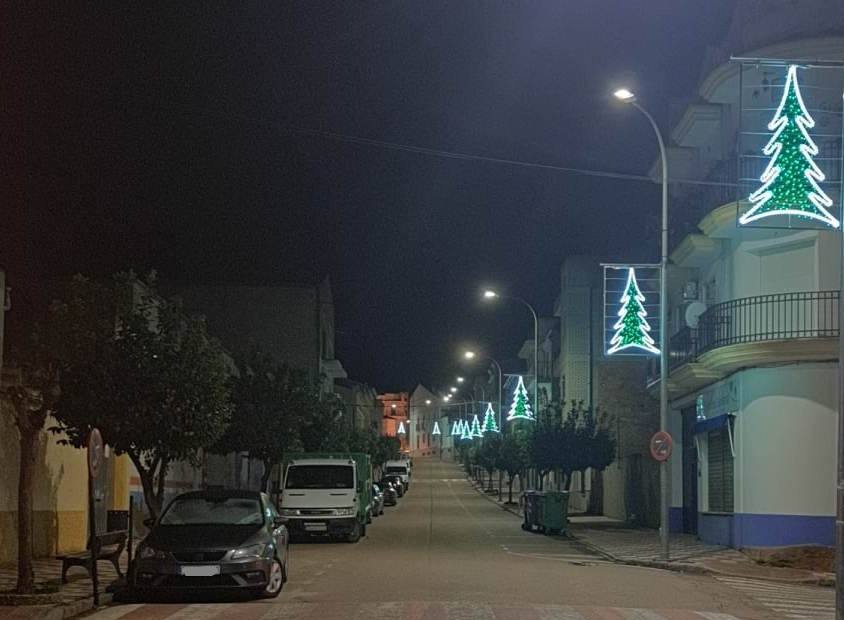 Campanario invita estos días a dar un paseo por sus calles contemplando las luces de colores y todos los motivos que marcan el camino. Pero, si hay algo que llama la atención del alumbrado navideño campanariense, es esa bonita postal desde la iglesia hasta la Plaza de España, donde espera un gran árbol de Navidad rodeado de guirnaldas de luces blancas. 