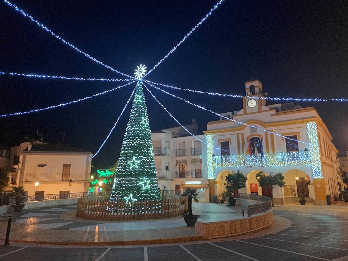 Campanario invita estos días a dar un paseo por sus calles contemplando las luces de colores y todos los motivos que marcan el camino. Pero, si hay algo que llama la atención del alumbrado navideño campanariense, es esa bonita postal desde la iglesia hasta la Plaza de España, donde espera un gran árbol de Navidad rodeado de guirnaldas de luces blancas. 