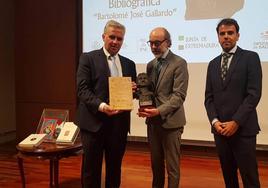 Elías López y Raúl Ayuso entregan la estatuilla de Bartolomé J. Gallardo al Director Cultural de la Biblioteca Nacional, Javier Ortega (centro)