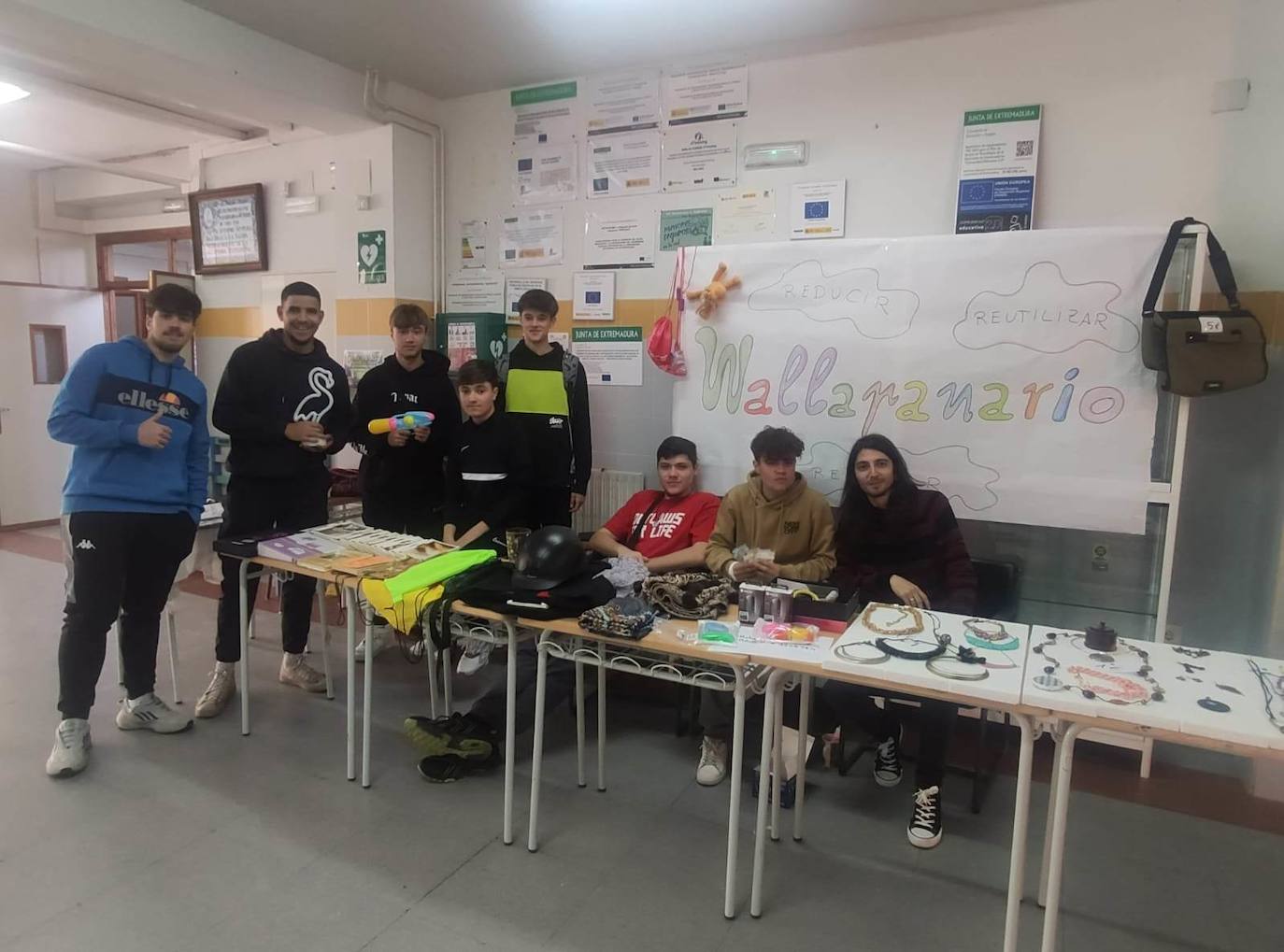 Algunos de los alumnos impulsores de la iniciativa 'Wallapanario' en el mercadillo solidario del instituto