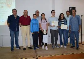 Galardonados y representantes de la organización del I Premio de Relatos Cortos 'Tomé Lobar'