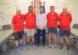 Representantes del proyecto 'Camino Solidario' visitan el ayuntamiento de Campanario en su parada en la localidad