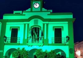Fachada del ayuntamiento de Campanario iluminada de verde
