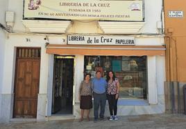 Librería De la Cruz celebra durante durante todo el 2023 su 40 aniversario, como indica la pancarta de la fachada