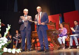Elías López (izq), alcalde saliente por PSOE, entrega el bastón de mando al nuevo alcalde, Manuel Calderón (dcha), por PP