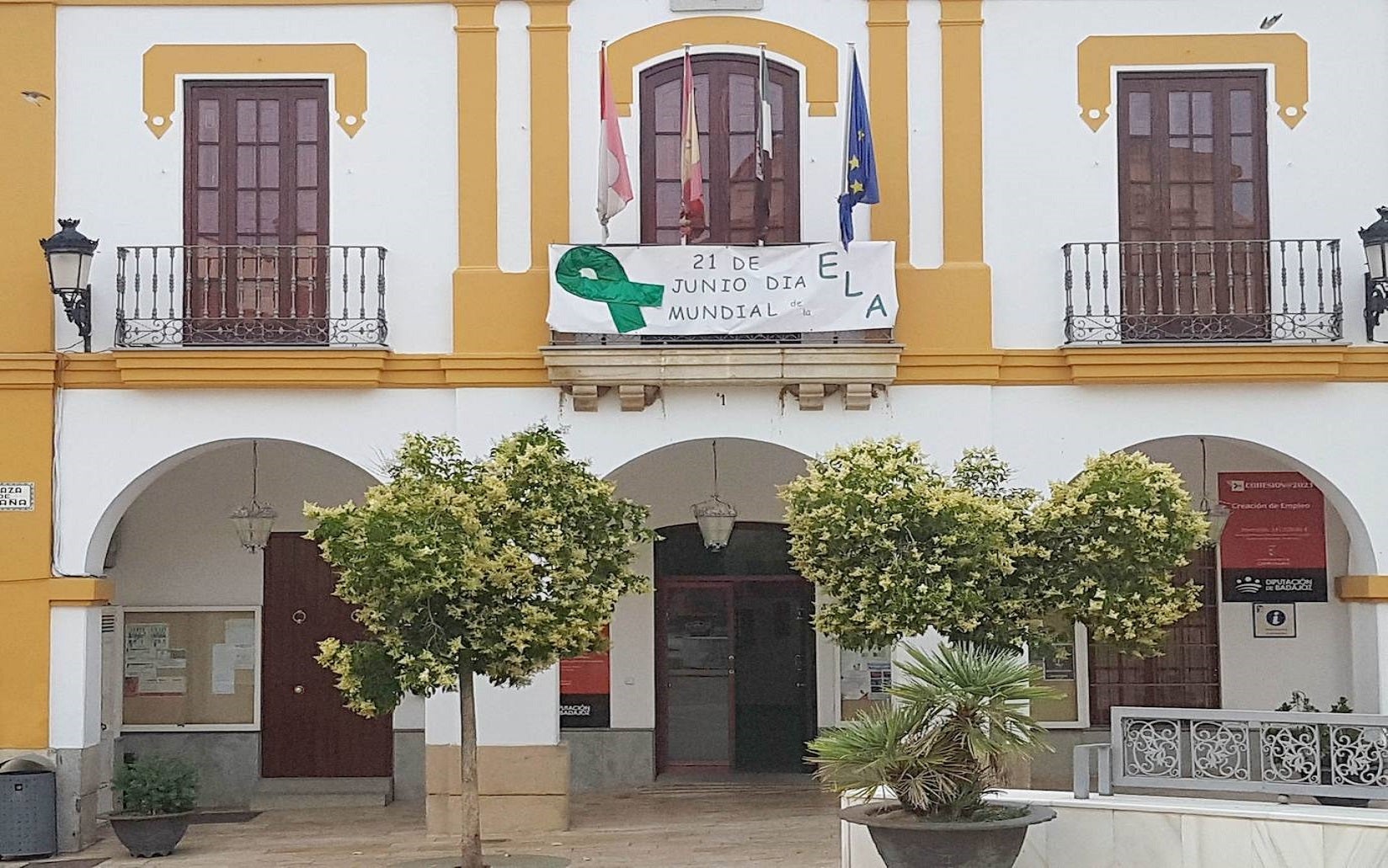 Pancarta por el Día Mundial contra la ELA en la fachada del ayuntamiento de Campanario