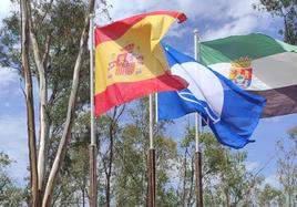 La bandera azul ondea en la playa de Campanario