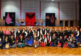 Foto de grupo de la asociación de folklore 'Los Barrancos' de Campanario