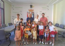 Los pequeños posan en el salón de plenos con sus diplomas junto al equipo de gobierno