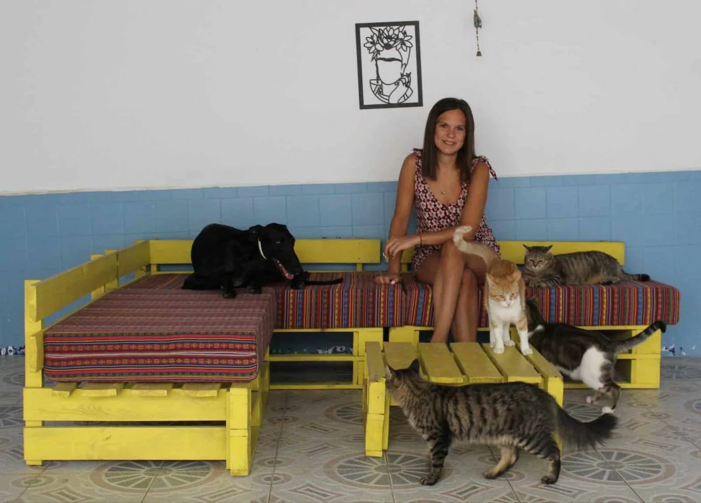 Sandra Prior Ruiz, presidenta de SOS Animales Campanario, posa junto a algunos animales que tienen en acogida