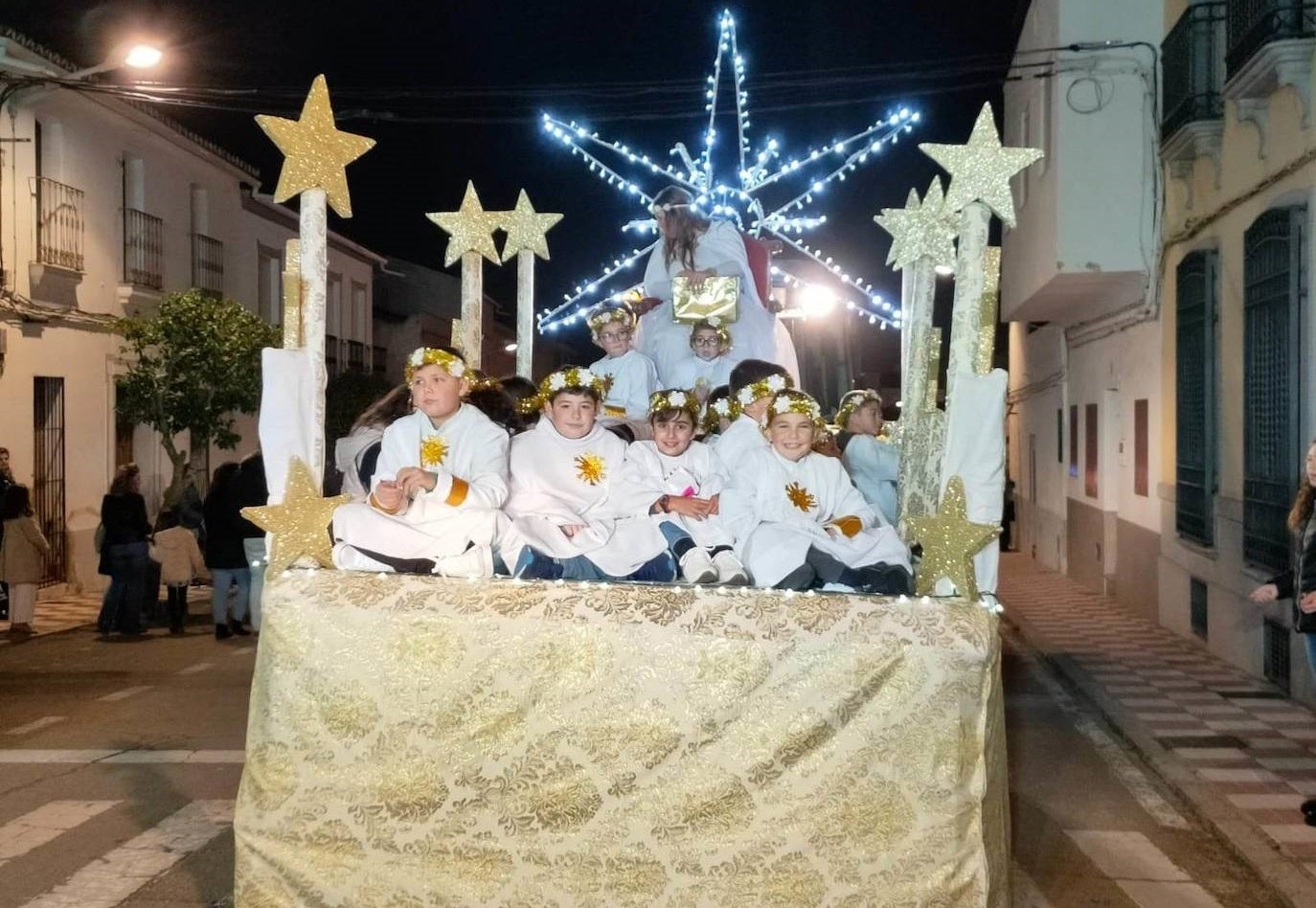 Los Reyes Magos llevaron la ilusión a las calles y las casas de Campanario para cumplir deseos y repartir regalos en la noche más mágica del año tanto a pequeños como a mayores, quienes disfrutaron de la tradicional Cabalgata que da la bienvenida a Sus Majestades de Oriente. 