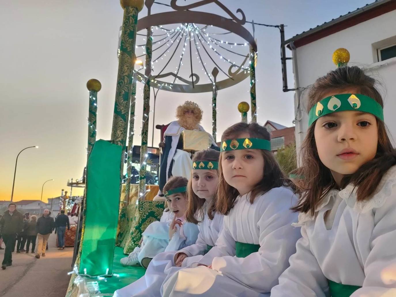 Los Reyes Magos llevaron la ilusión a las calles y las casas de Campanario para cumplir deseos y repartir regalos en la noche más mágica del año tanto a pequeños como a mayores, quienes disfrutaron de la tradicional Cabalgata que da la bienvenida a Sus Majestades de Oriente. 