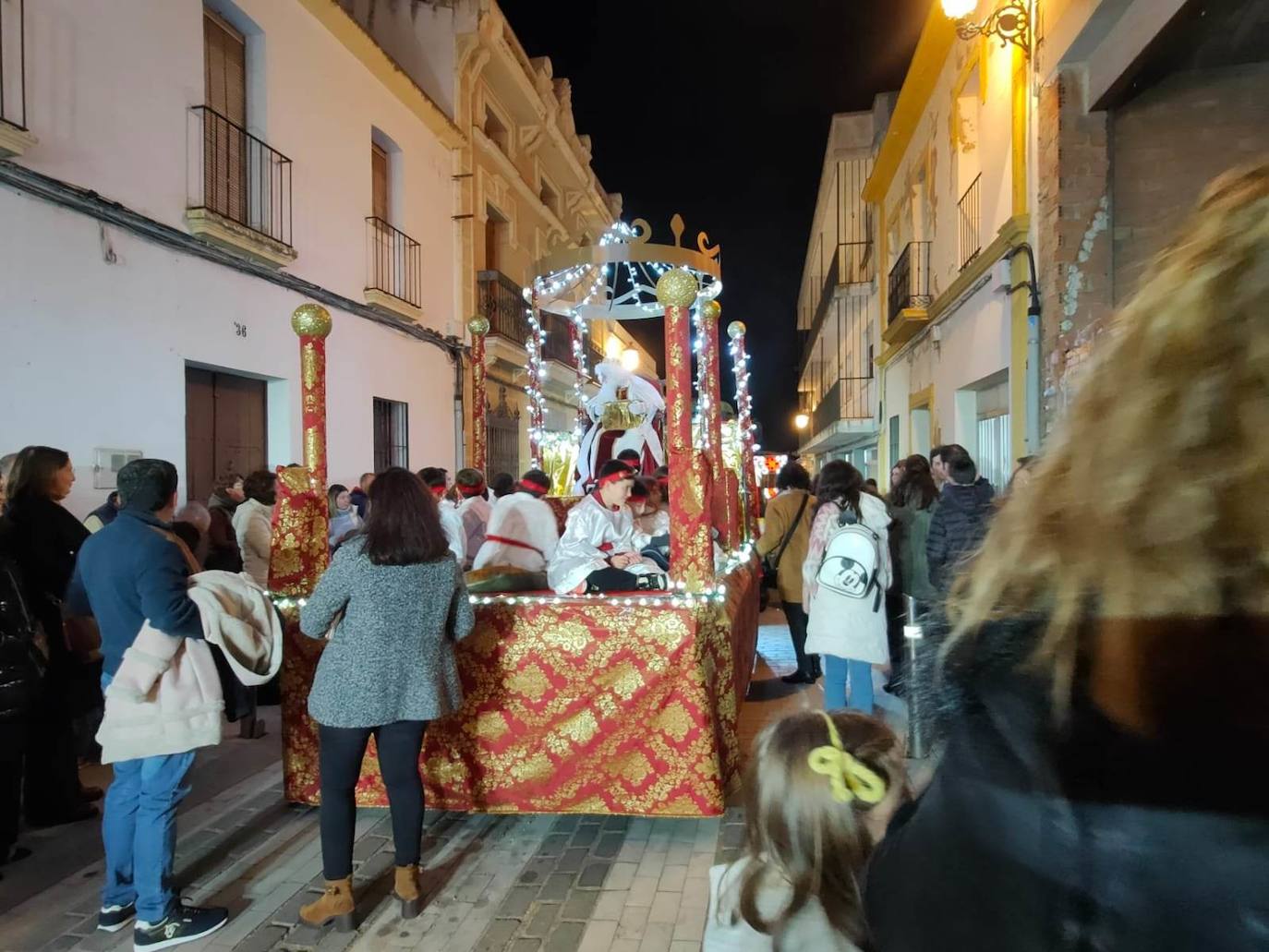 Los Reyes Magos llevaron la ilusión a las calles y las casas de Campanario para cumplir deseos y repartir regalos en la noche más mágica del año tanto a pequeños como a mayores, quienes disfrutaron de la tradicional Cabalgata que da la bienvenida a Sus Majestades de Oriente. 