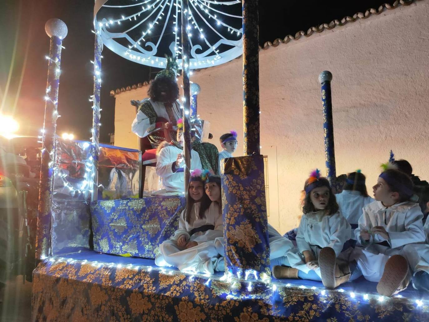 Los Reyes Magos llevaron la ilusión a las calles y las casas de Campanario para cumplir deseos y repartir regalos en la noche más mágica del año tanto a pequeños como a mayores, quienes disfrutaron de la tradicional Cabalgata que da la bienvenida a Sus Majestades de Oriente. 