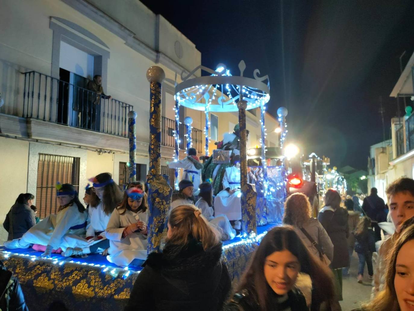 Los Reyes Magos llevaron la ilusión a las calles y las casas de Campanario para cumplir deseos y repartir regalos en la noche más mágica del año tanto a pequeños como a mayores, quienes disfrutaron de la tradicional Cabalgata que da la bienvenida a Sus Majestades de Oriente. 