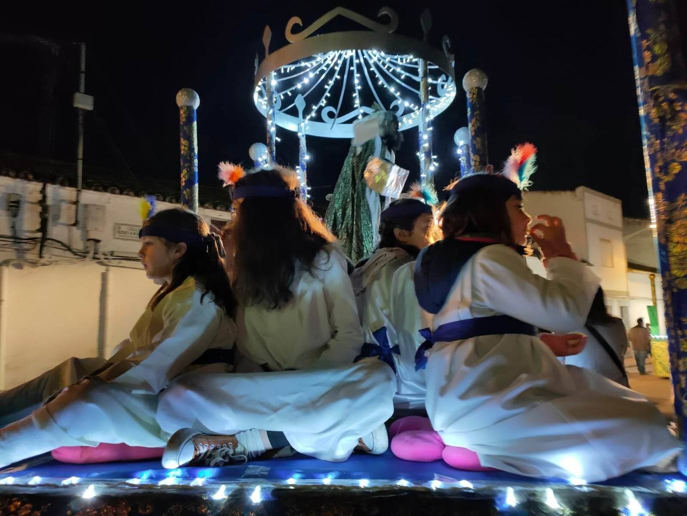 Los Reyes Magos llevaron la ilusión a las calles y las casas de Campanario para cumplir deseos y repartir regalos en la noche más mágica del año tanto a pequeños como a mayores, quienes disfrutaron de la tradicional Cabalgata que da la bienvenida a Sus Majestades de Oriente. 
