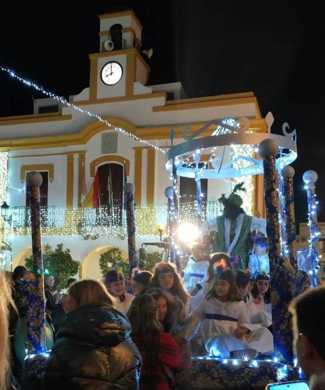 Los Reyes Magos llevaron la ilusión a las calles y las casas de Campanario para cumplir deseos y repartir regalos en la noche más mágica del año tanto a pequeños como a mayores, quienes disfrutaron de la tradicional Cabalgata que da la bienvenida a Sus Majestades de Oriente. 