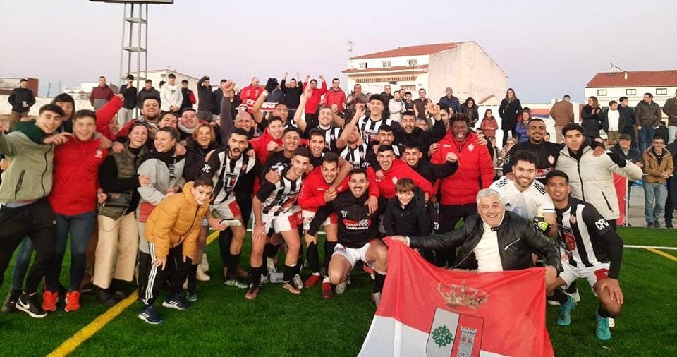 La parte alta de la tabla está que arde, con el CF Campanario, CD Castuera y Santa Amalia, empatados a puntos