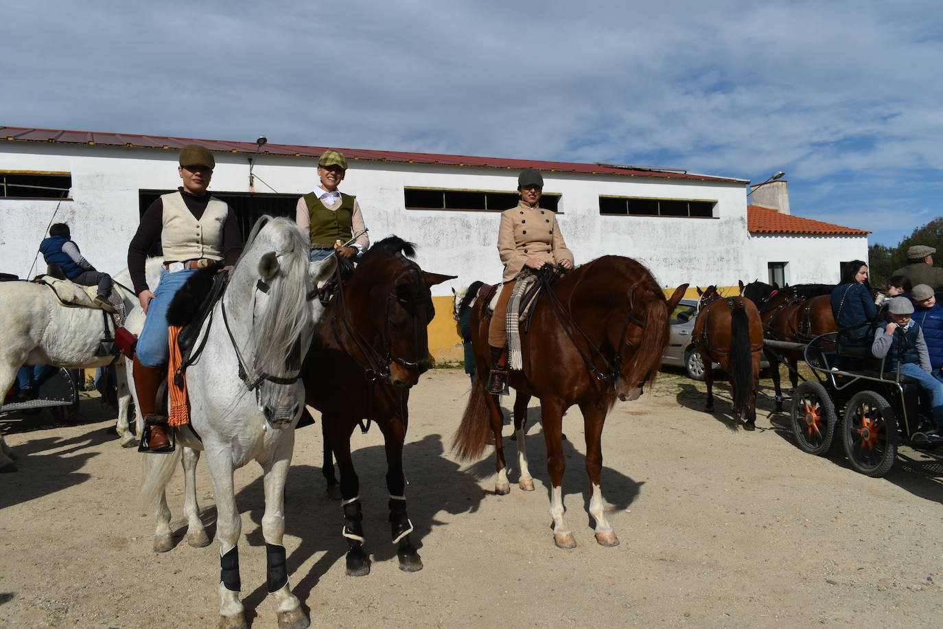La tradicional Romería de San Valentín de Campanario estuvo protagonizada por la Hermandad de San Valentín y la Virgen de la Guía y por los romeros, algunos acompañados de sus galgos o de sus caballos, que disfrutaron de la convivencia de uno de los mayores festejos de la localidad 
