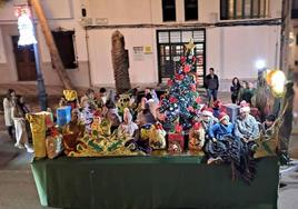Los Reyes Magos recorrieron las calles de Campanario para llevar su magia a pequeños y mayores. En su tradicional Cabalgata, donde cada rey estuvo acompañado en su carroza por sus pequeños y fieles pajes, también contaron con la estrella de Belén, encargada de guiar su camino, y una carroza muy especial, en la que sus protagonistas estaban ataviados con pijamas y mantas preparados para irse a dormir temprano esperando la visita de Sus Majestades de Oriente durante la Noche de Reyes