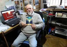 Diego Caballero, 'Levita', posa en su despacho con su nuevo libro 'Camino hacia la luz'