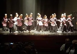 Uno de los grupos de baile de la escuela 'Fidel Santana'.